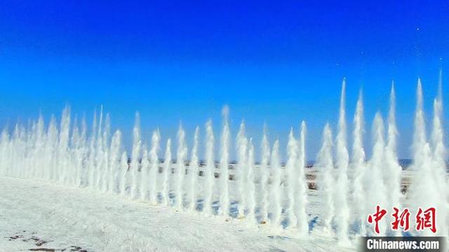 随着起爆指令下达，中俄界江黑龙江冰封江面上瞬间形成数十米高冰雾柱，场面非常壮观。 孙晓寒 摄