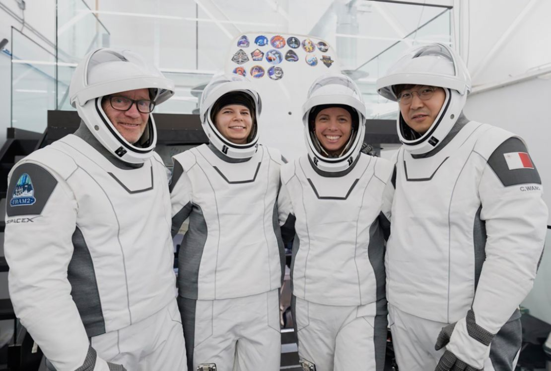 图 | Fram2 任务团队，从左到右分别是：艾瑞克·菲利普斯、拉贝娅·罗格、雅尼克·米克尔森和王纯（来源：SpaceX）