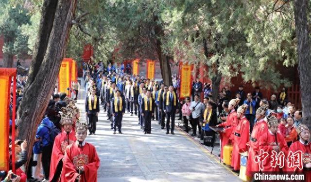 4月1日，2025海峡两岸孔子文化春会两岸青年同祭孔活动在曲阜孔庙举行。 李明芮 摄