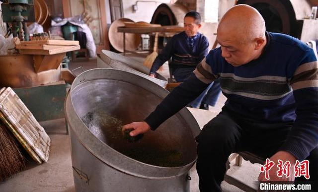 图为手工炒茶。焦汉平 摄