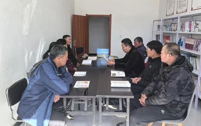 村民在草原书屋分享阅读心得。（资料图）
