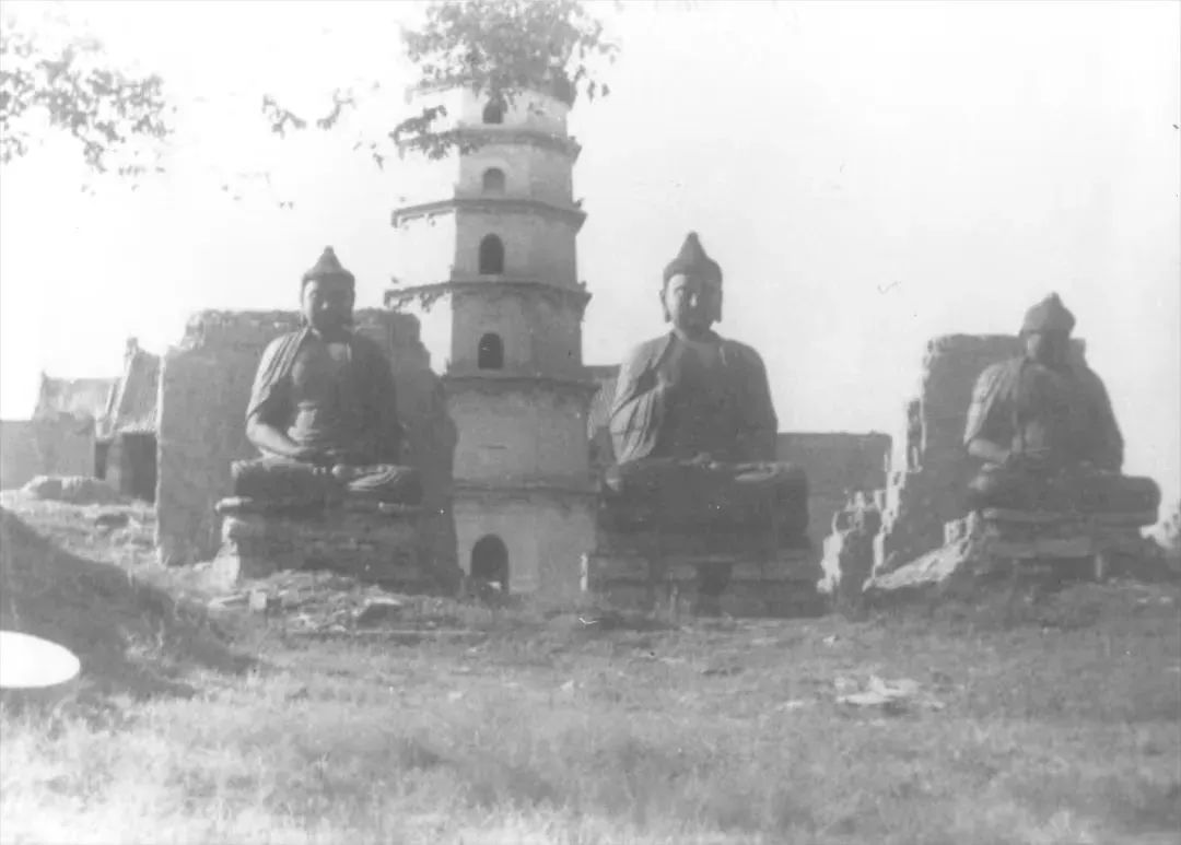 ▲小相村灵岩寺正殿遗址上的三尊铁佛。