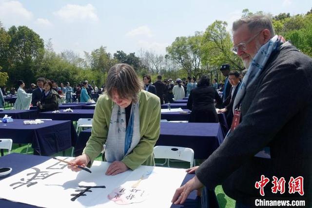 4月1日，第四十一届兰亭书法节在浙江绍兴兰亭开幕，中外书法家泼墨挥毫。图为外国书法爱好者现场创作。钱晨菲 摄