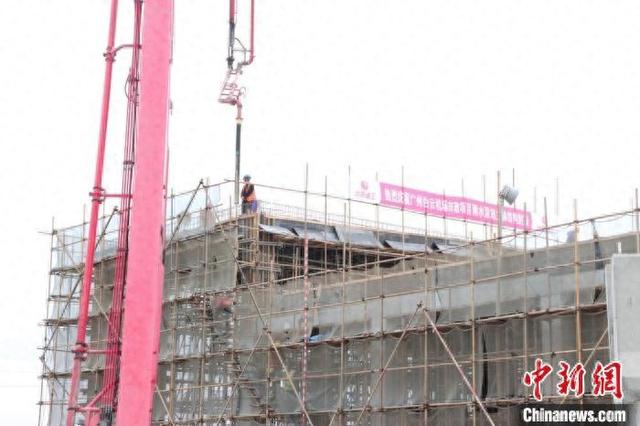 广州白云国际机场三期扩建工程第二航站区市政配套项目2#雨水泵站顺利封顶。广东机场集团 供图