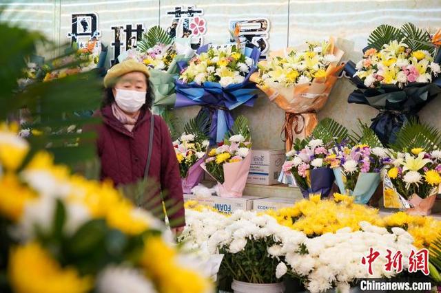 4月1日，黑龙江哈尔滨，市民在花卉大市场挑选用于祭祀的鲜切花。中新社记者 赵宇航 摄