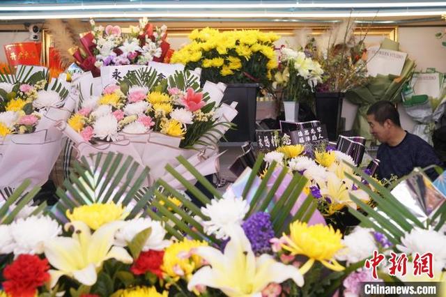 4月1日，黑龙江哈尔滨，市民在花卉大市场挑选用于祭祀的鲜切花。中新社记者 赵宇航 摄