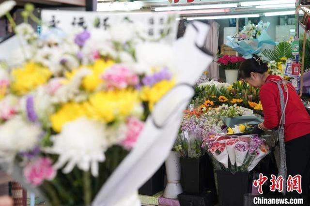 4月1日，黑龙江哈尔滨，商贩在花卉大市场制作清明节祭祀花束。中新社记者 赵宇航 摄