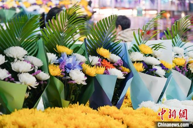 4月1日，黑龙江哈尔滨，花卉大市场摆放用于祭祀的花束。中新社记者 赵宇航 摄