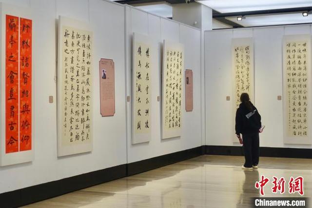 4月1日，参观者在观看书法作品。中新社记者 钱晨菲 摄