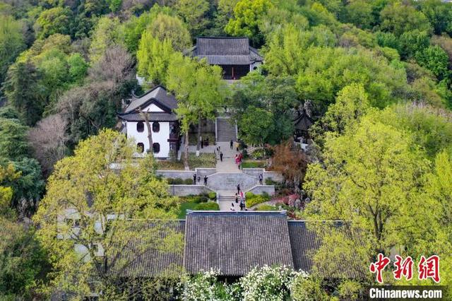 图为市民和游客在崇正书院内参观。(无人机照片)中新社记者 泱波 摄