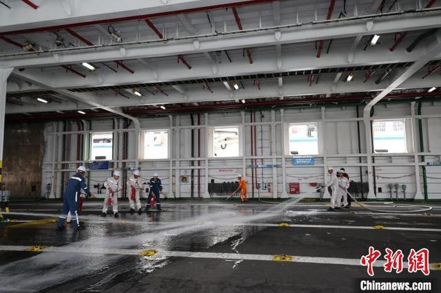 4月1日，海事部门在琼州海峡客滚船上进行消防应急演练，检验船员事故预防和处置突发火灾的能力。海口海事局供图