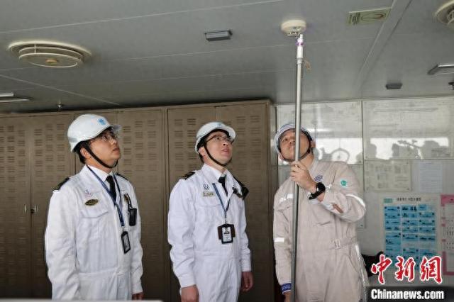 4月1日，海事部门对琼州海峡客滚船固定式探火与失火报警系统进行专项安全检查。海口海事局 供图