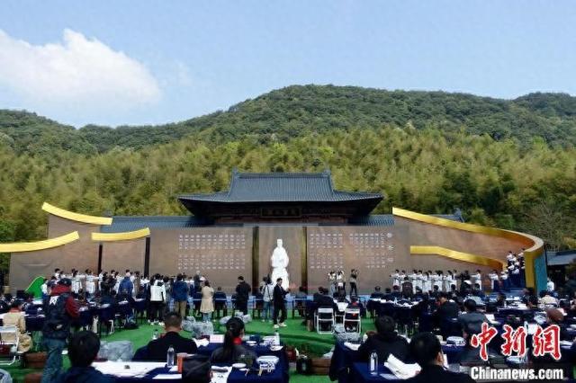 4月1日，第四十一届兰亭书法节在浙江绍兴兰亭开幕，中外书法家泼墨挥毫。图为开幕式现场。钱晨菲 摄