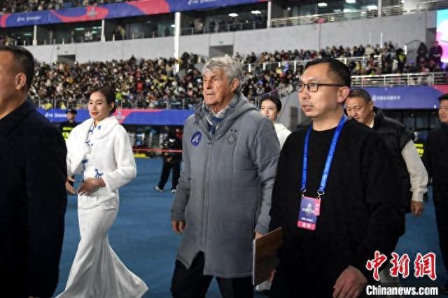 图为米卢(中)现身赛场。 俞靖 摄