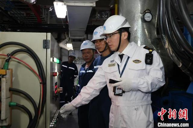 4月1日，海事部门对琼州海峡客滚船舶的机电设备、航行设备、锚泊设备等关键性设施进行检查。海口海事局供图
