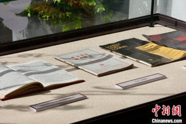 图为4月1日捐赠的部分遗物。耿丽淑留在中国福利会的遗物数量多、时间跨度长、涉及面广。(中福会供图)