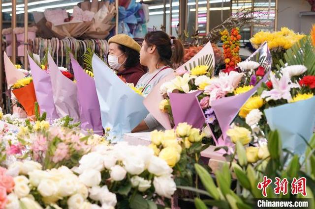 4月1日，黑龙江哈尔滨，市民在花卉大市场挑选用于祭祀的鲜切花。中新社记者 赵宇航 摄