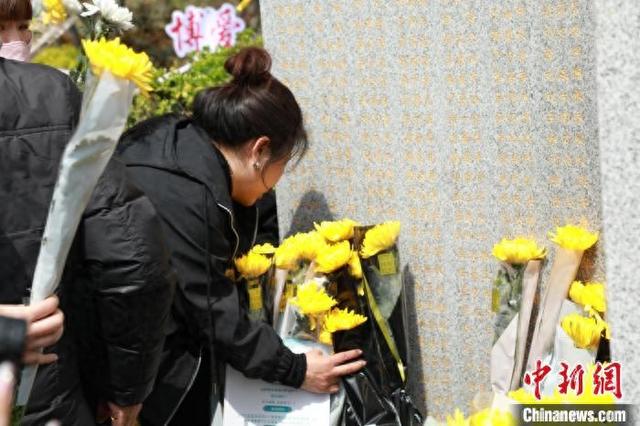 图为嘉宾与家属依次敬献鲜花。南昌市红十字会供图