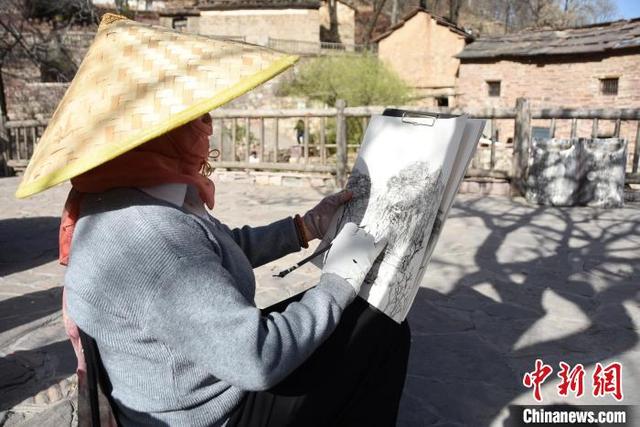 图为美术爱好者在石板岩写生。王宇 摄