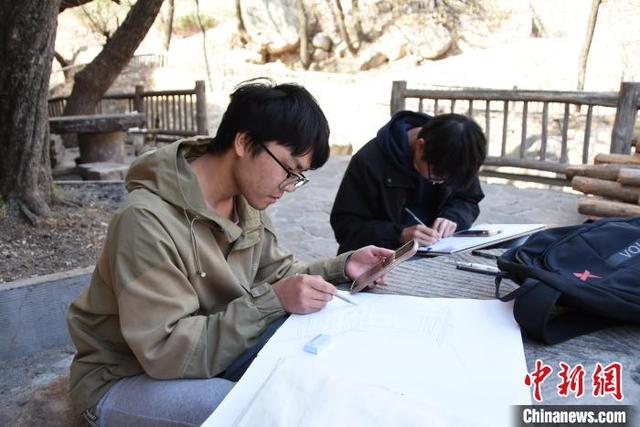 图为大学生在石板岩写生。王宇 摄