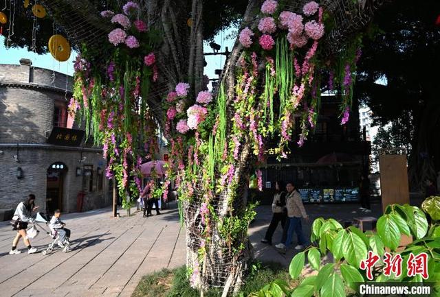 4月1日，春日花花艺术装置亮相福州市上下杭历史文化街区，为街区的春天增添了一抹亮色。中新社记者 吕明 摄