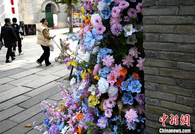 4月1日，春日花花艺术装置亮相福州市上下杭历史文化街区，为街区的春天增添了一抹亮色。中新社记者 吕明 摄