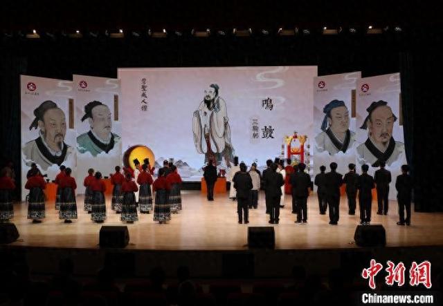 4月1日，2025海峡两岸孔子文化春会·礼乐嘉年华在山东曲阜启动，活动现场进行崇圣成人礼仪式。 中新社记者 李明芮 摄