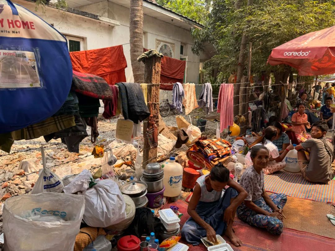 ▲暂时住在户外的灾民。新京报记者 丛之翔 摄