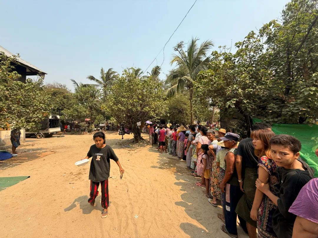 ▲正在排队领取物资的村民。新京报记者 丛之翔 摄