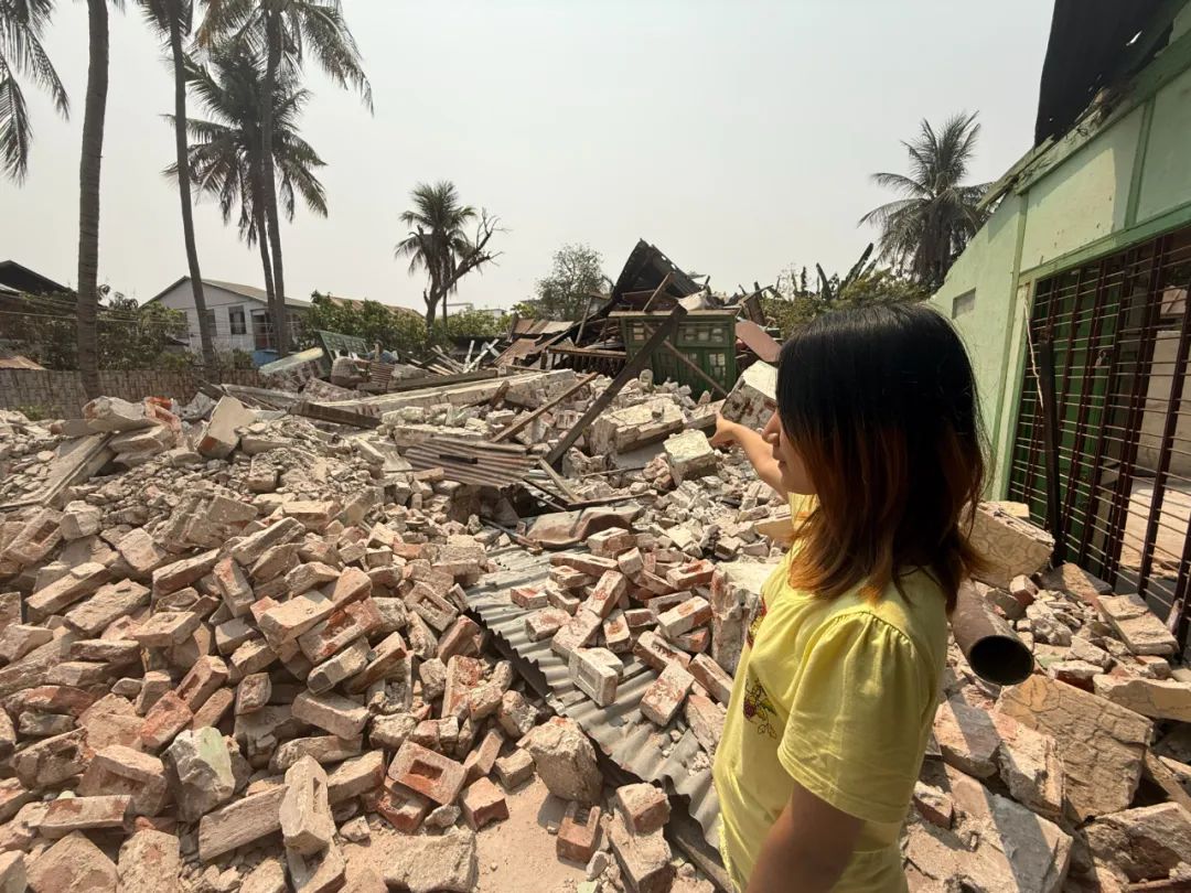 ▲幸存的女孩指出当时她躲藏的大致位置。新京报记者 丛之翔 摄