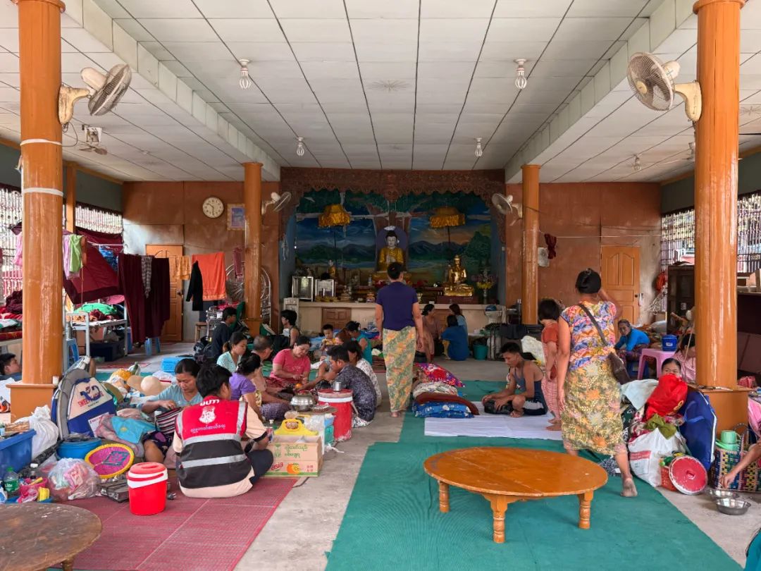 ▲村民们在佛堂里避难。新京报记者 丛之翔 摄