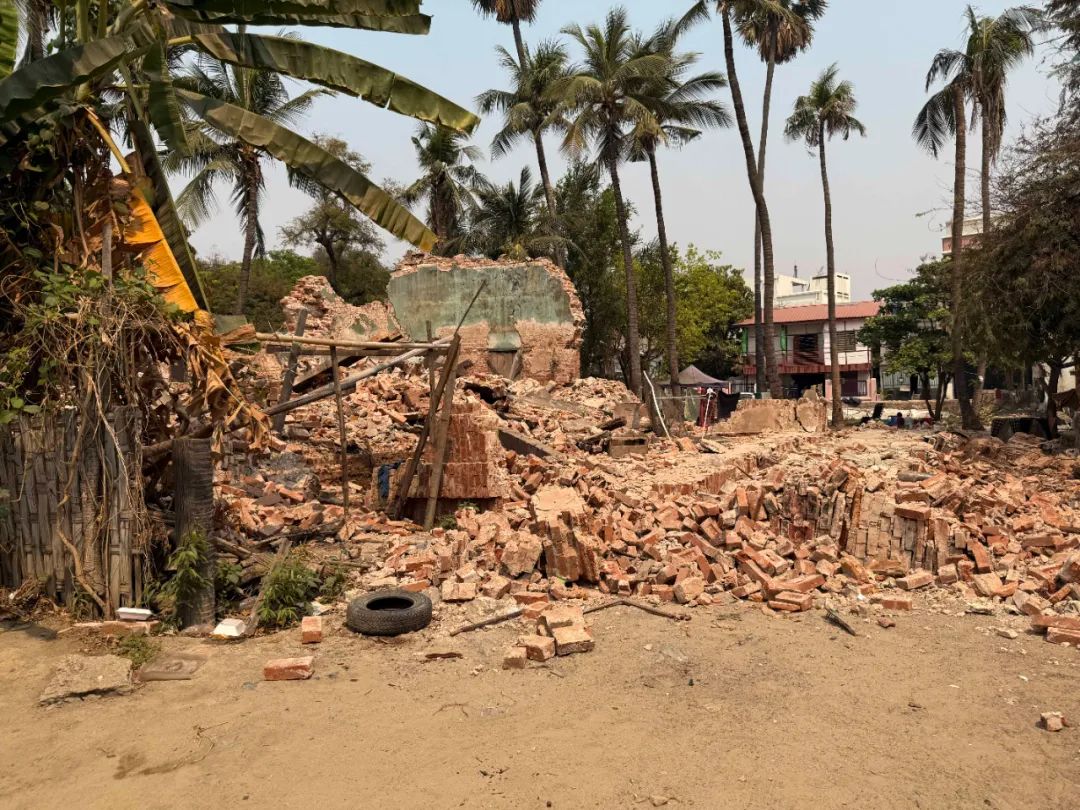 ▲建成110年的一座佛学院在震中变成废墟。新京报记者 丛之翔 摄