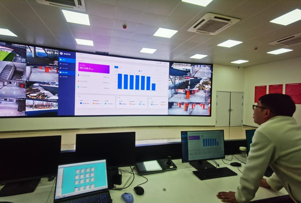 工作人员在对智能化集成平台进行调测