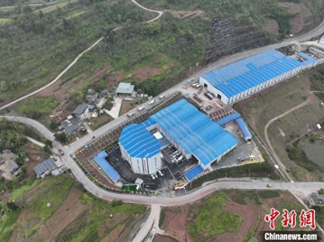 图为宜涪高铁的一处混凝土拌合站。(无人机照片)张旭 摄