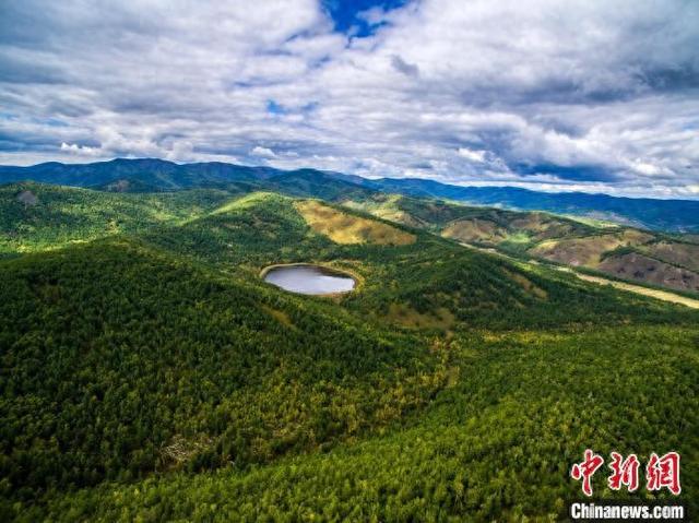 2016年9月，内蒙古大兴安岭，阿尔山生态功能区一片碧绿。(无人机拍摄) 王天琦 摄