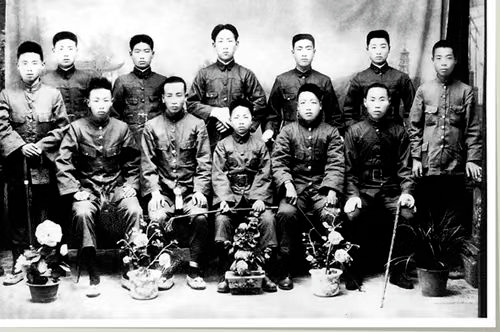 赵尚志（前排居中）与他的战友