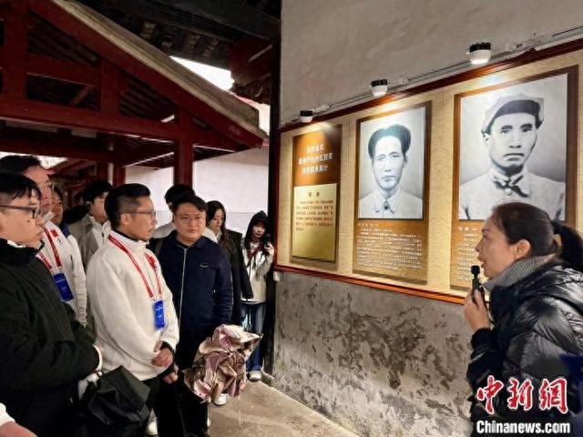 3月31日，参与“2025港澳青年看祖国访闽潮”活动的香港青年们参观古田会议会址。中新网记者 戴小橦 摄