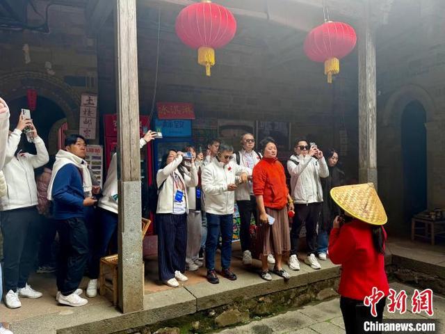 4月1日，参与“2025港澳青年看祖国访闽潮”活动的香港青年们参观永定土楼民俗文化村。中新网记者 戴小橦 摄