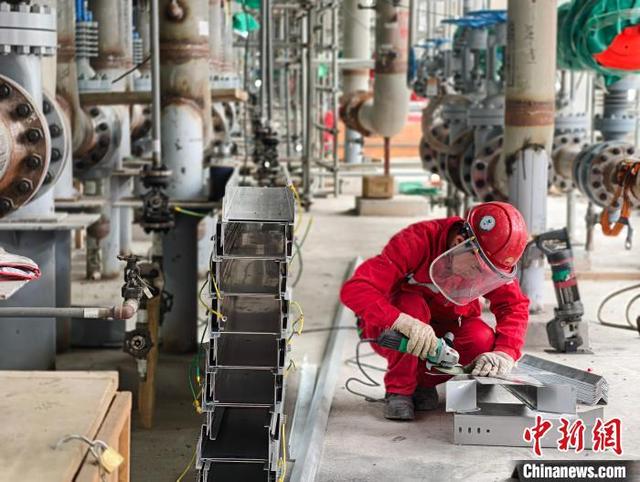 图为工人施工作业现场。中国石油天然气股份有限公司广西石化分公司 供图