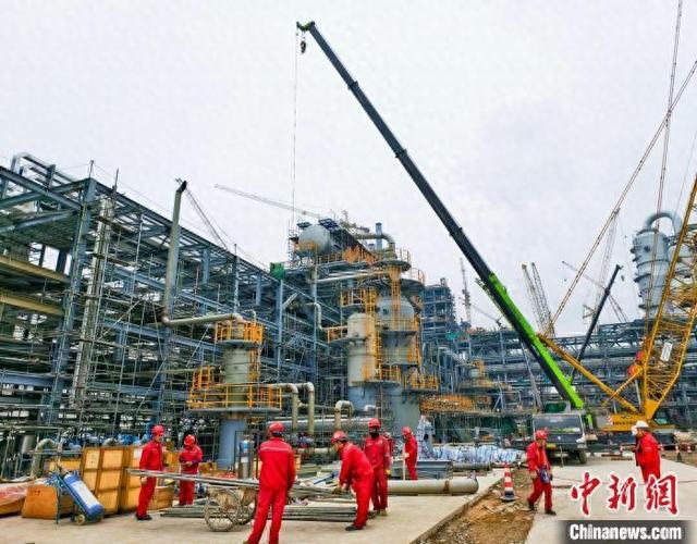 图为项目施工现场。中国石油天然气股份有限公司广西石化分公司 供图