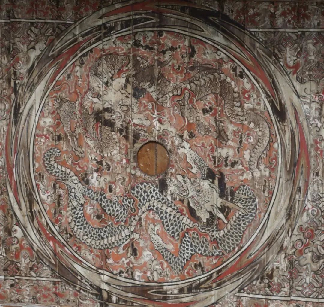 ▲福建闽东福安狮峰寺明万历时期双龙藻井彩画。