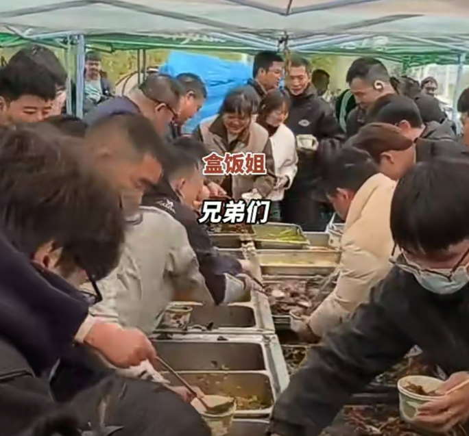 ▲盒饭姐的饭摊因“10元管饱”而生意火爆。图/社交平台视频截图