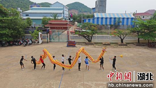 舞龙教学。彭耀 摄