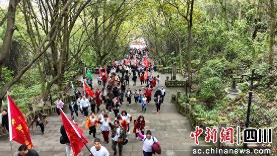 登山、徒步爱好者开启登高望远之路。 黎涛 供图