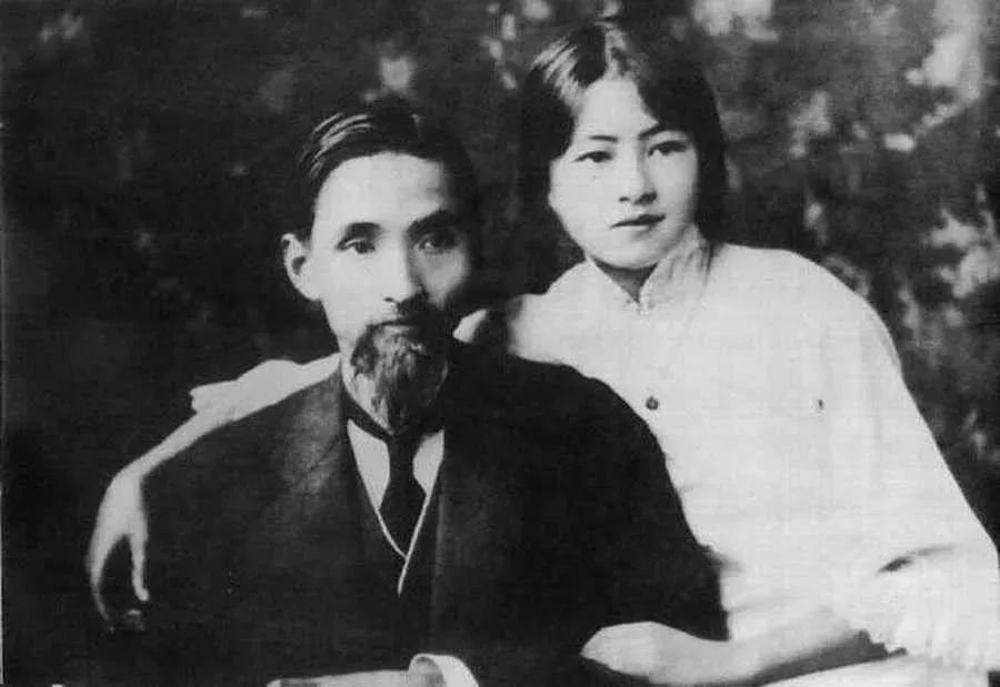 ▲林徽因和父亲林长民合影。