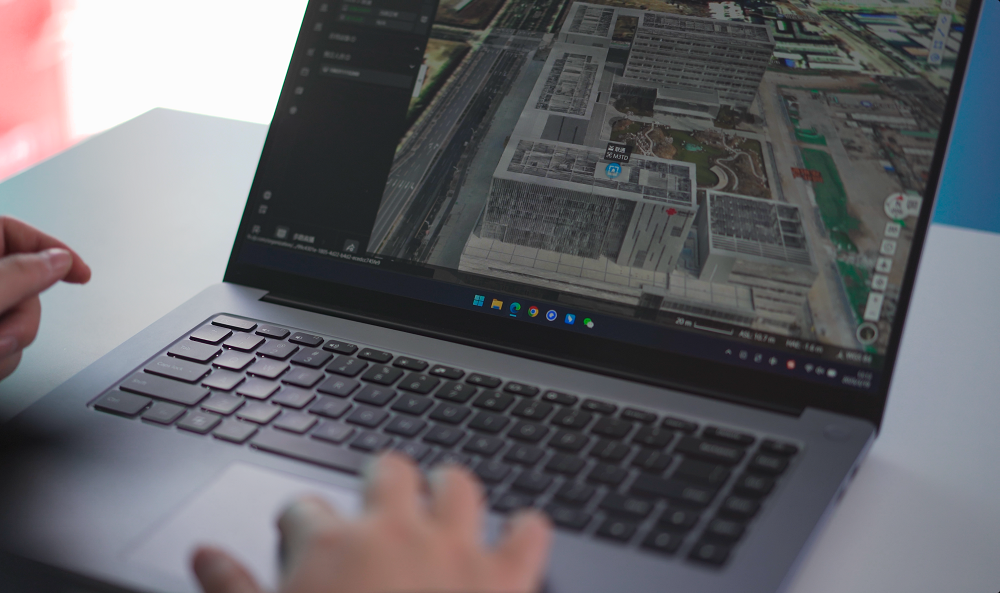 石亚攀通过无人机飞行控制平台为建筑进行3D建模
