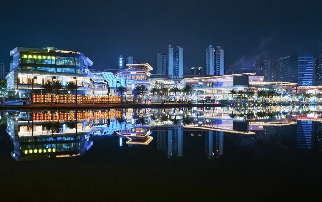 广东珠海金湾华发商都夜景。图 / 视觉中国