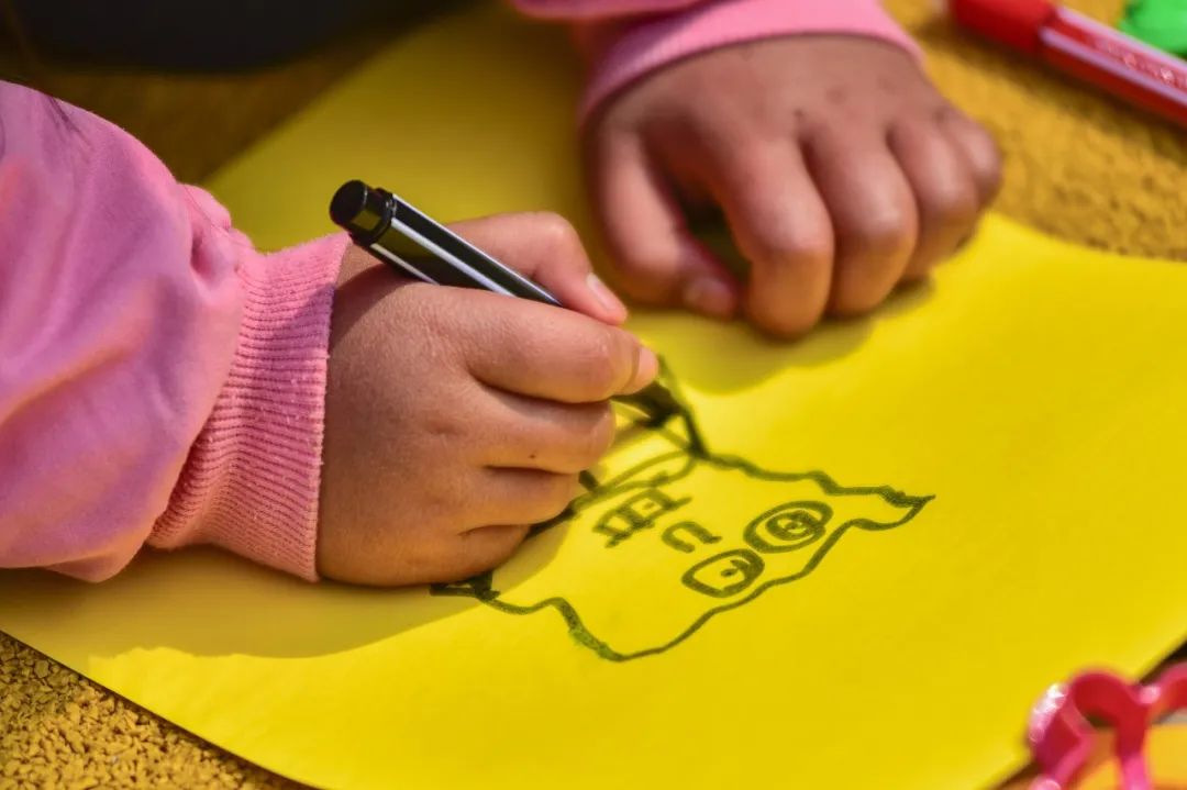 一名孤独症儿童在绘画。图片来源：视觉中国