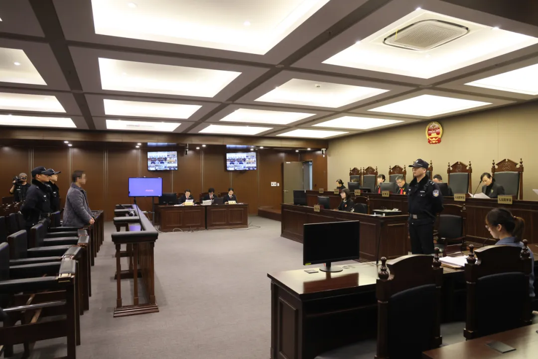 近日，上海静安法院公开开庭审理上海市首例以手机租借为名实行变相高息放贷的案件。“上海高院”微信公众号 图