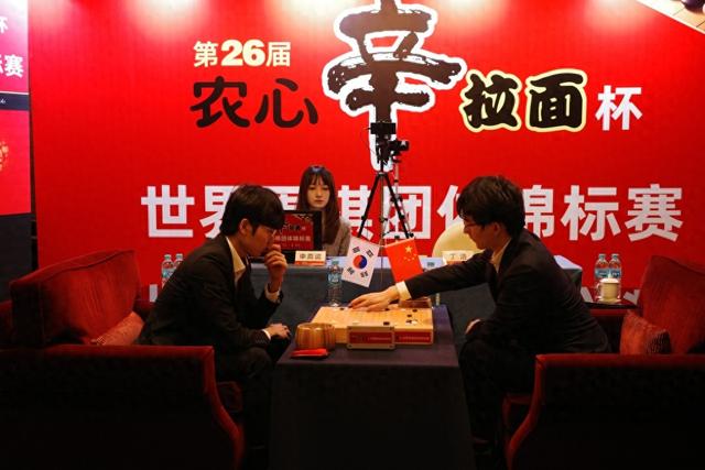 近日，在上海，丁浩与申真谞对弈现场。 本文图片均为 澎湃新闻记者 何锴 摄